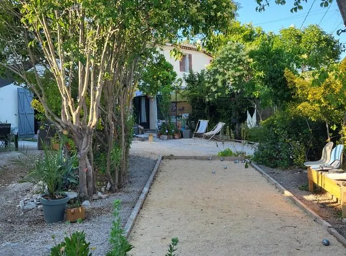 Studette Independante Et Coquette Avec Terrasse Sur Jardin