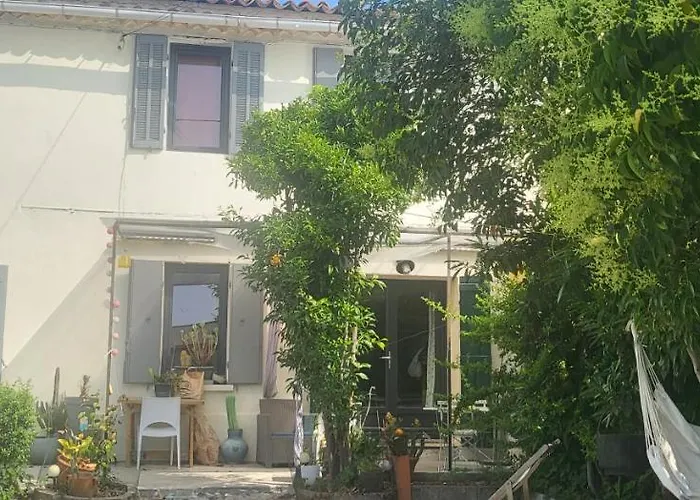 Studette Independante Et Coquette Avec Terrasse Sur Jardin